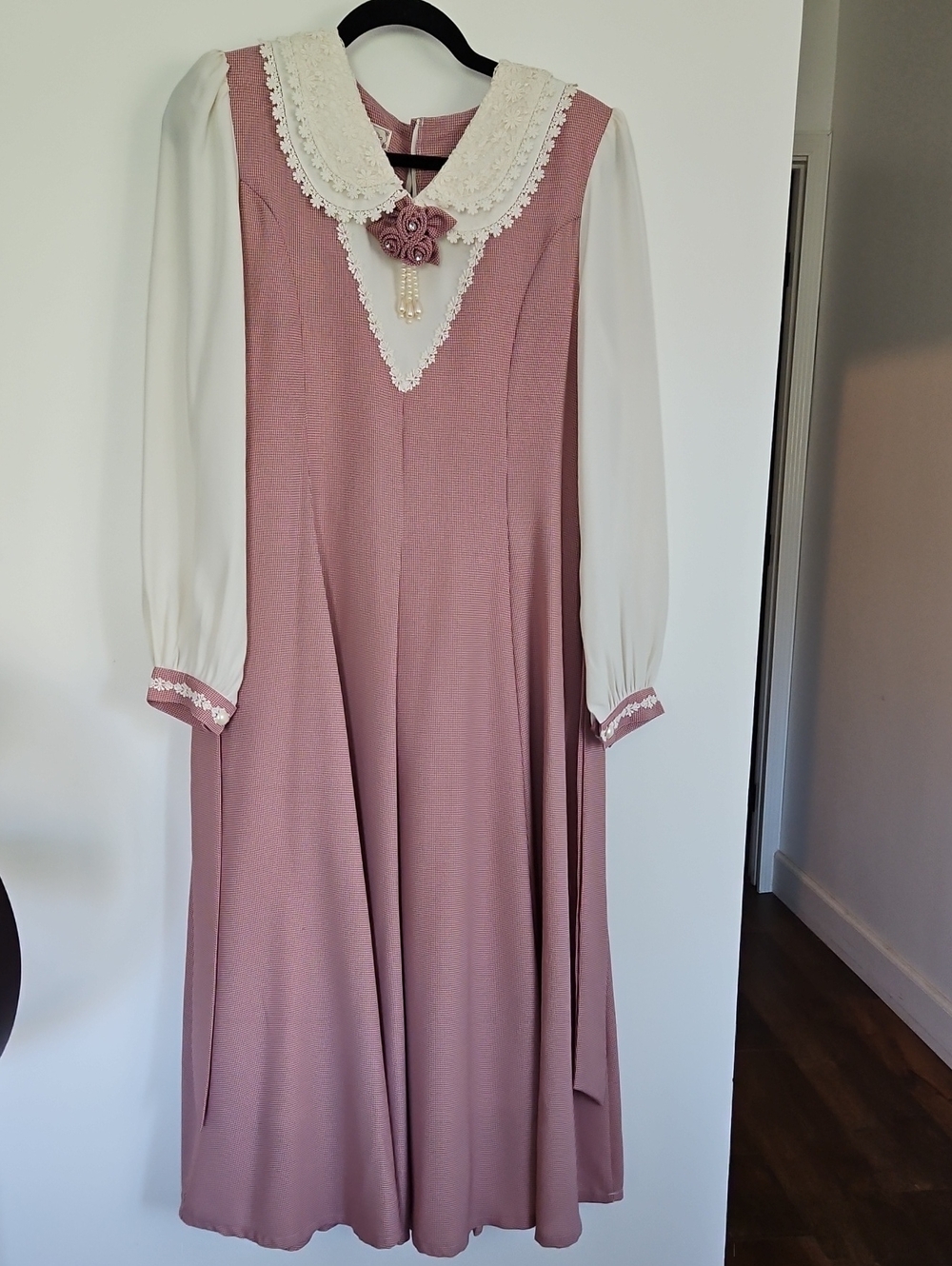 Vintage-Inspired Mauve and Cream Girls' Dress with Lace Collar